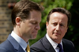 Le veto de David Cameron au sommet européen déchaîne la coalition britannique